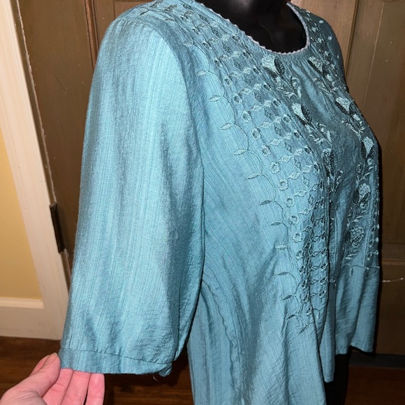 ⭐️Teal Floral Embroidered Wide Quarter Length Sleeve High Low Top Size S/M - Picture 5 of 9